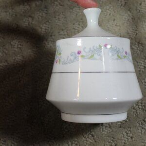 Crown Ming Fine China  Jian Shiang 1112 Windsor Pattern Lidded Sugar Dish